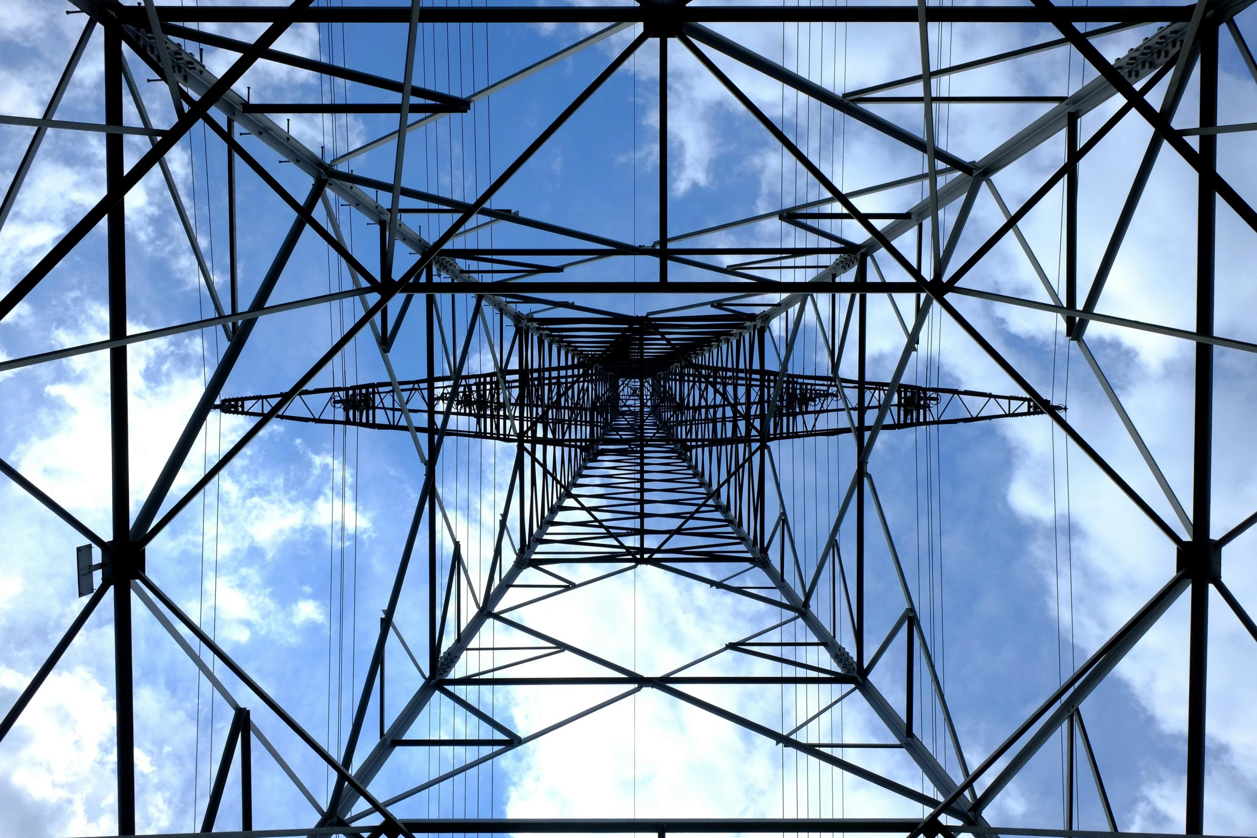 Illustratie van netcongestie in Nederland met een druk elektriciteitsnetwerk en piekbelasting, inclusief netbeheerders TenneT en Liander.